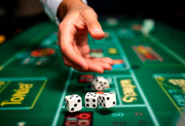Antarmuka aplikasi mpobonanza88 menampilkan meja kasino langsung dan menu sportsbook